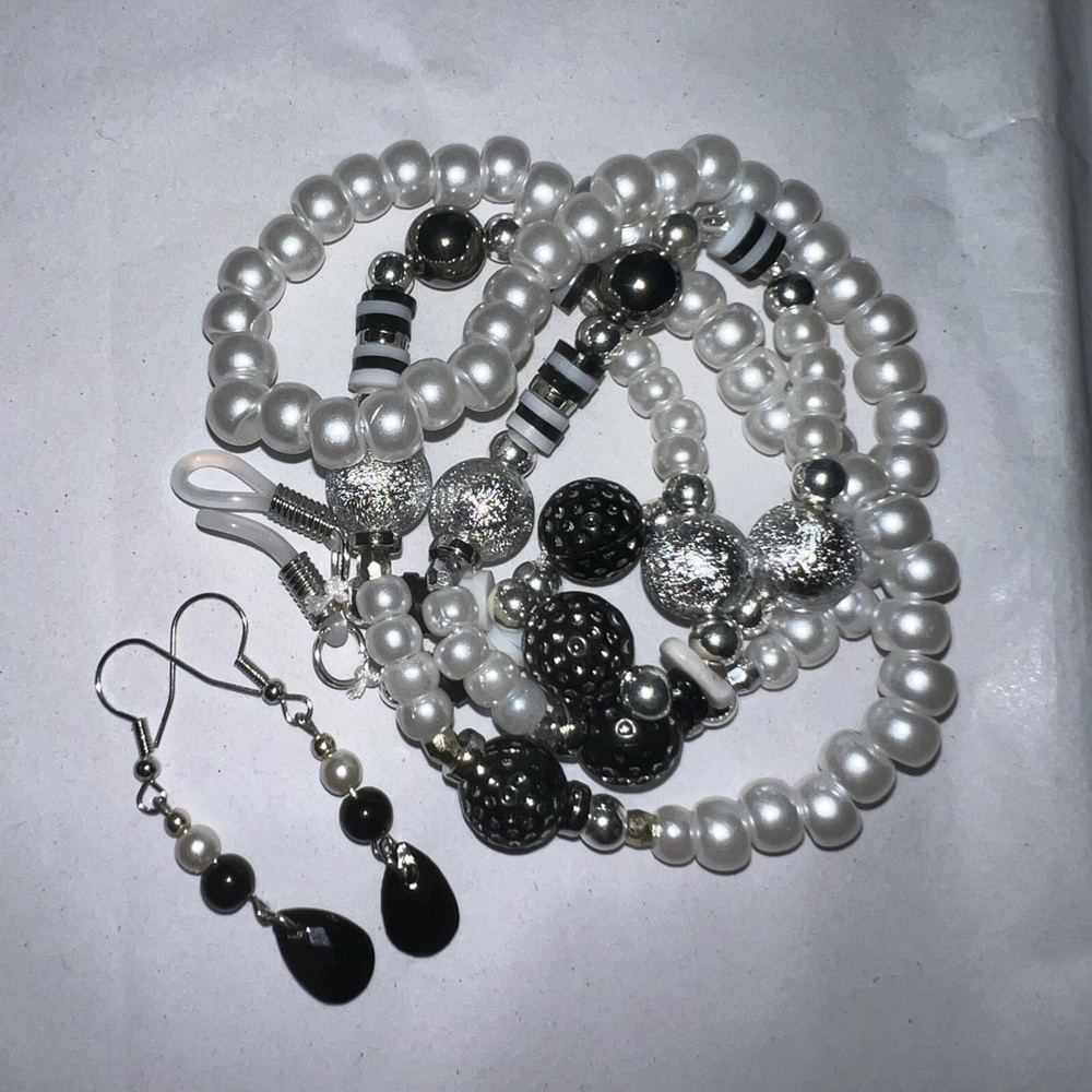 Pretty black and white set!, eyeglass chain and a pair of earrings. 🖤
